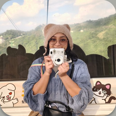 Wandrea holding an instant camera